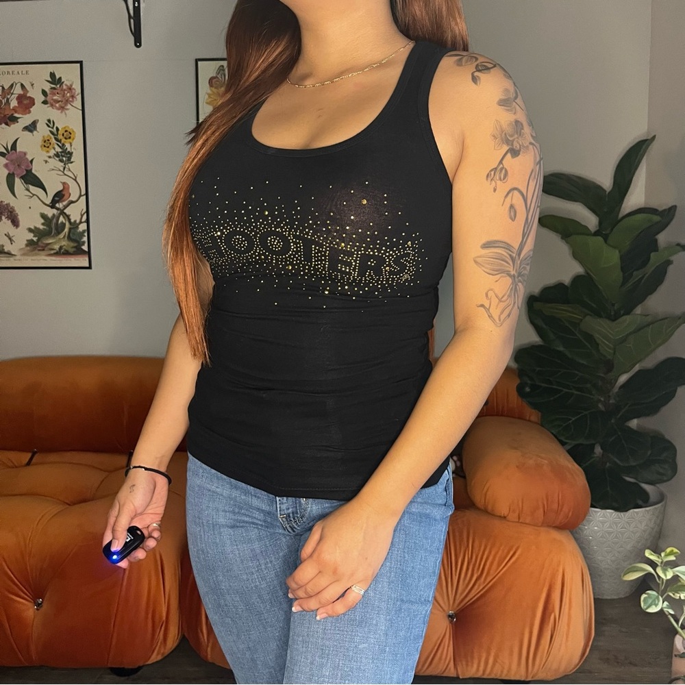 Hooters tank top